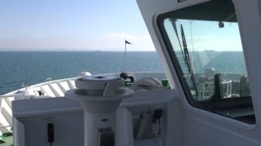 Gemi kıyıya doğru yelken