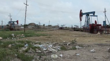 Yağ eşekleri petrol çıkarıyor