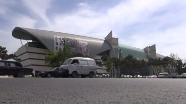 Trafik alışveriş merkezinin önünden geçiyor