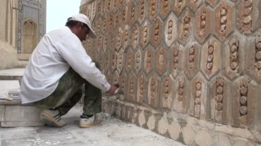 işçi Kalon Minare bölümlerini tadilatı