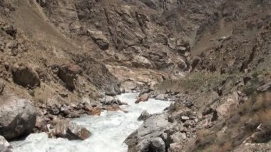 Tacikistan'ı Afganistan'dan ayıran bir nehir