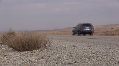 Türkmenistan boş çöllerinde bir araba kullanıyor.