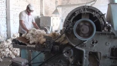 adam bir pamuk temizleme makinesi çalışır