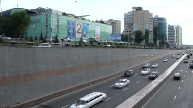 Arabalar üst geçide doğru sür