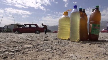 benzin şişeleri satan adam