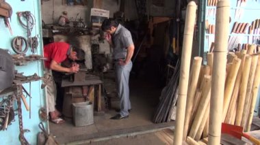 Araçlar bölümünde iş yerinde insanlar