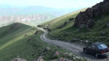 Lada bir dağ yolu üzerinde sürücüler