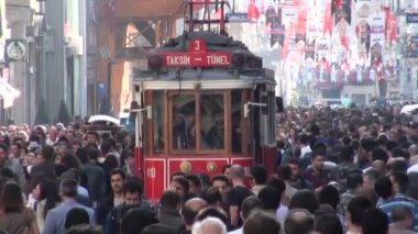 İstiklal Caddesi'nde kalabalıklar yürüyor