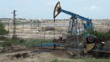 Büyük bir petrol alanında petrol eşeği