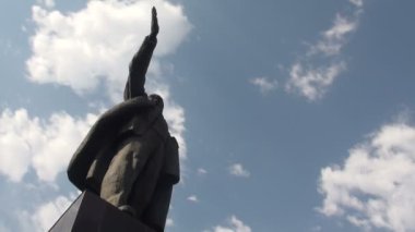 Bir Lenin heykelinin üzerinden geçen bulutlar.
