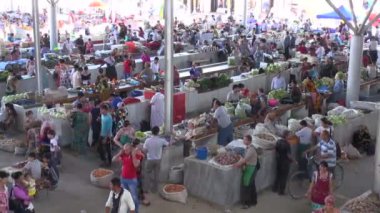 İnsanlar market alışverişi yapıyor.