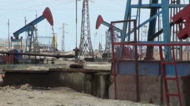 Yağ eşekleri petrol çıkarıyor