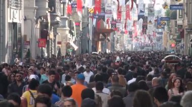İnsanlar alışveriş caddesi boyunca yürürler.