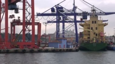 Yelken son Istanbul limanında vinç.