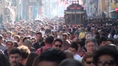 İstiklal Caddesi'nde kalabalıklar yürüyor