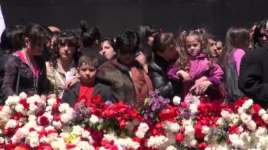 İnsanlar çiçekler Ermeni Soykırımı anma töreninde döşeme