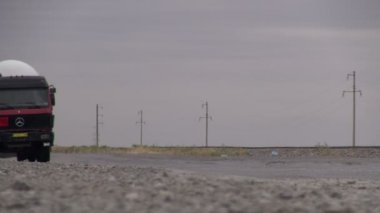 Petrol kamyon sürücüleri çöl yoluyla