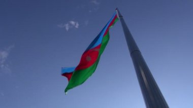 Azerbaycan bayrağı hareket ediyor
