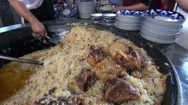 aşçı scoops plov müşteriler için