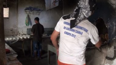 Bir fırıncı ekmek, Tandır fırını koyar.