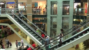 İnsanlar yürüyen merdivenleri aşağı yukarı hareket ettirin