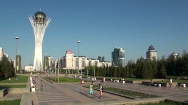 İnsanlar ana Nurzhol Bulvarı boyunca yürüyorlar.