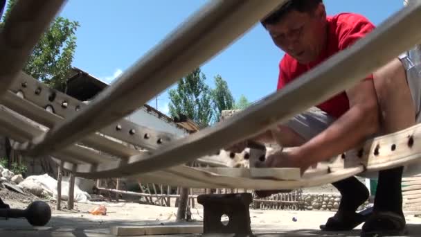 Man constructing the rooftop — Stock Video