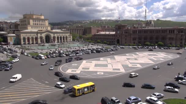 Movimentos de tráfego através da Praça da República — Vídeo de Stock