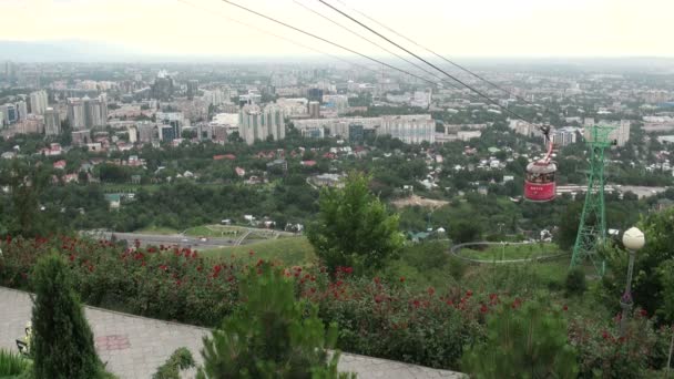 Menschen erreichen Seilbahn — Stockvideo