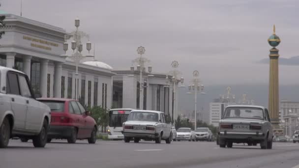 Движение транспорта по улицам Ашхабада — стоковое видео