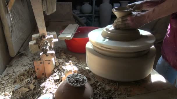 Artist makes pottery — Stock Video