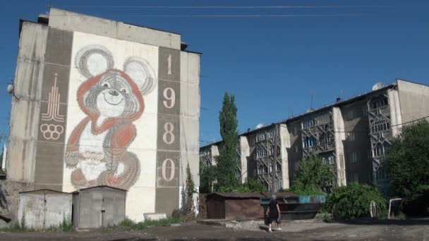 As pessoas passam por um anúncio soviético — Vídeo de Stock