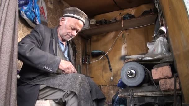 Shoemaker repairing a shoe — Stock Video