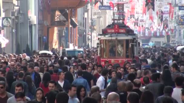 Tłumy spacerują po alei Istiklal — Wideo stockowe