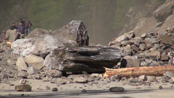 Rocks fall on the roads in Mestia, Georgia — Stock Video