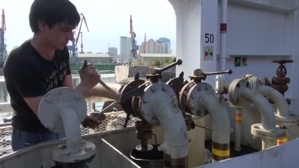 A crew member of a cargo vessel — Stock Video