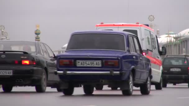 La circulation traverse les rues d'Achgabat — Video