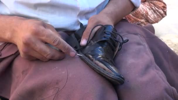 Man repairing shoe — Stock Video