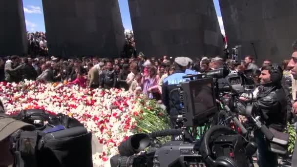 Ludzie, układanie kwiatów na pomnik Ormian — Wideo stockowe