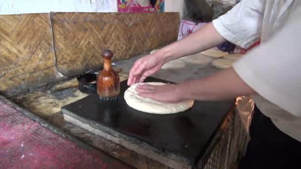 男はパンのために生地を準備する — ストック動画