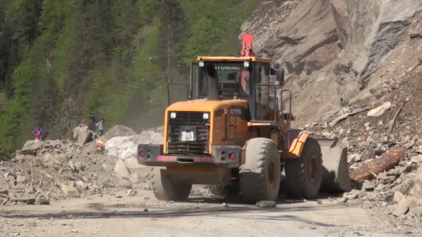 Un excavator pietre clare, copaci — Videoclip de stoc