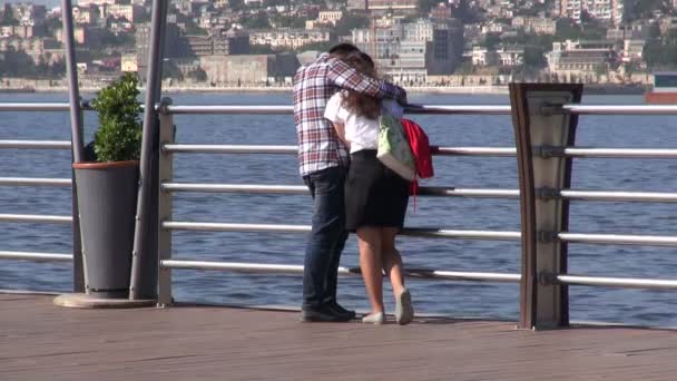 Een paar waakt over de Kaspische Zee — Stockvideo