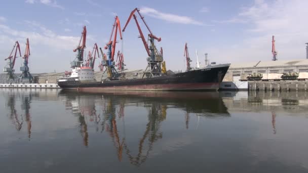 Un buque de carga en el puerto de Bakú — Vídeo de stock