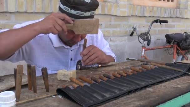 Man making looking knife — Stock Video