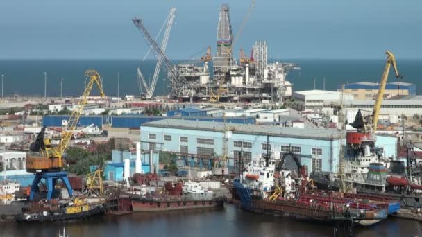An oil platform is under construction — Stock Video