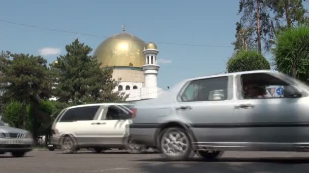 Los coches pasan por la mezquita central — Vídeos de Stock