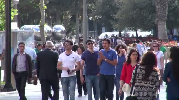 Lidé procházejí jednou z hlavních nákupních ulic v Baku. — Stock video