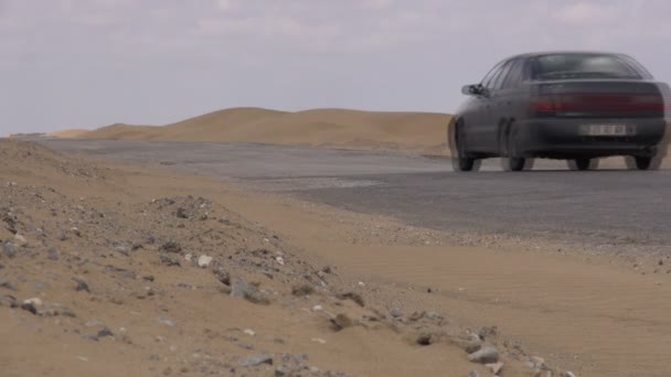 Ένα αυτοκίνητο που οδηγεί μέσα από το κενό ερήμους του Τουρκμενιστάν. — Αρχείο Βίντεο