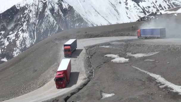 डोंगराळ रस्त्यांवर ट्रक चालवतात — स्टॉक व्हिडिओ
