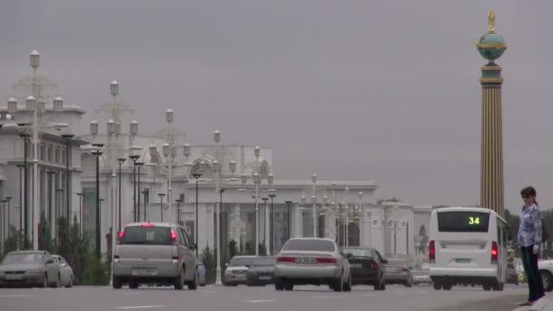 Verkehr fährt durch die Straßen von Aschgabat — Stockvideo